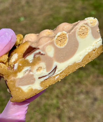 MILKYBAR, KINDER & WHITE MALTESER COOKIE PIE SLICE 🤍🍪